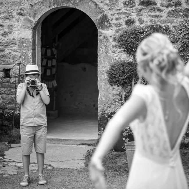 Photo d'une mariée vue de dos - photographe de mariage Bretagne