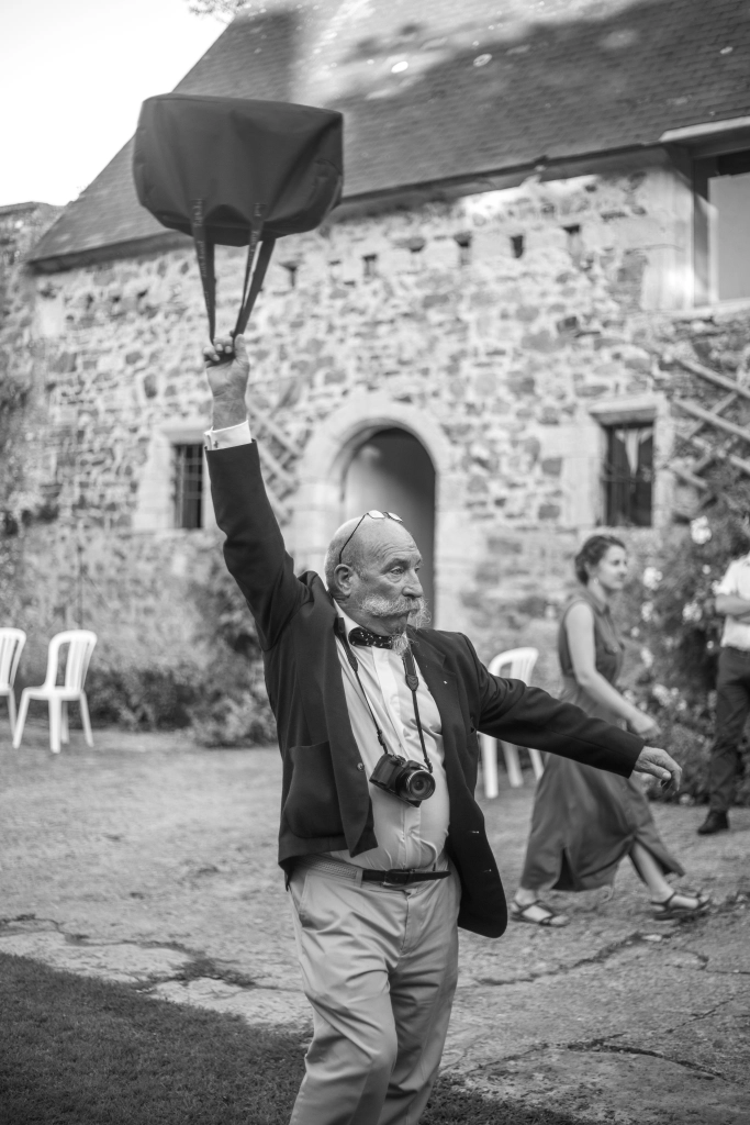 Père s'amusant pendant un mariage