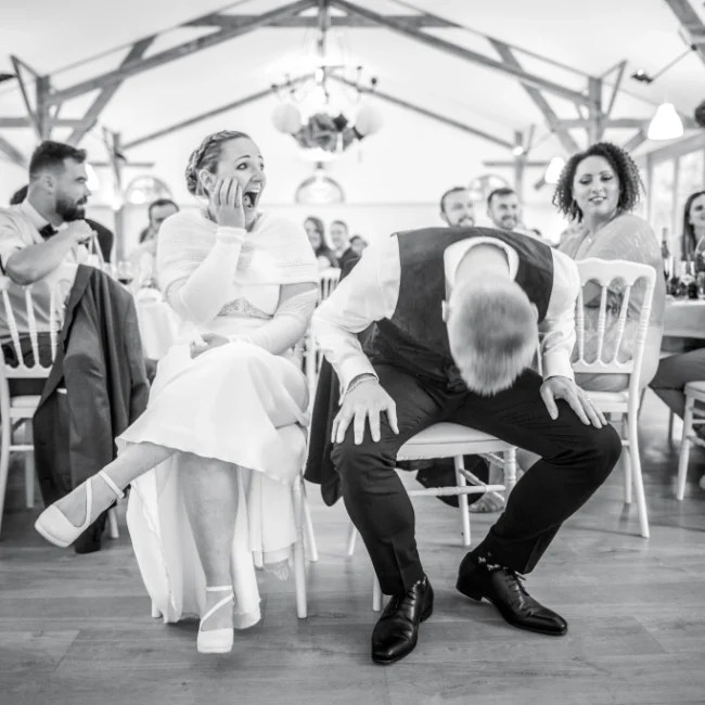 Marié éclatant de rire devant sa futur épouse, Christophe photographe de mariage