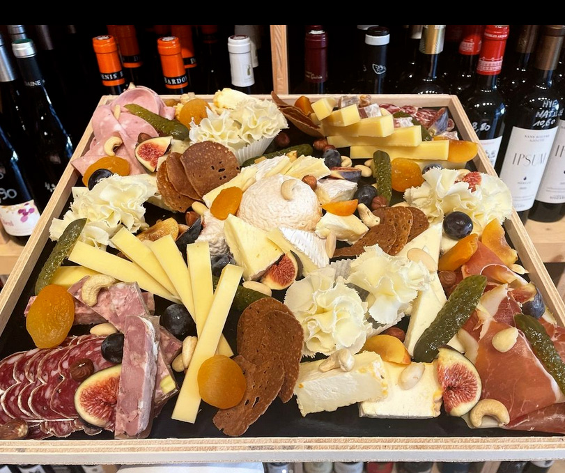 Hélène et Phillipe la cave d'Arthur plateau de charcuterie